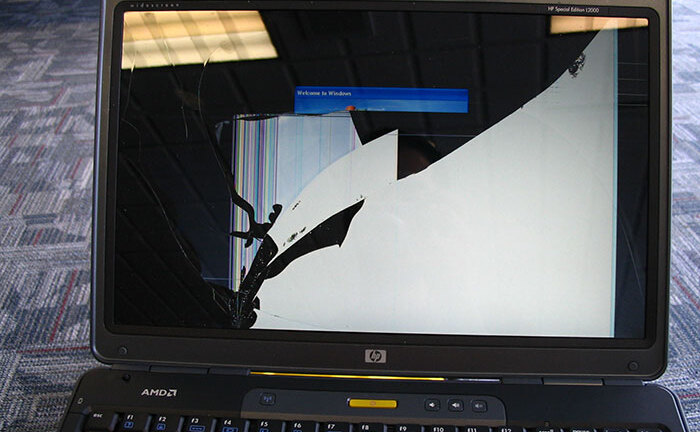 Con phá hỏng laptop của người trông trẻ, mẹ có hành động gây bức xúc