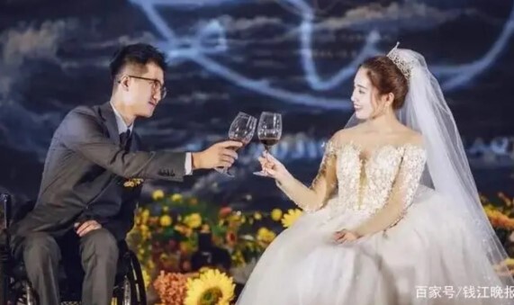 Đôi vợ chồng ngồi xe lăn báo tin sắp đón con đầu lòng, dân tình thi nhau vào chúc phúc