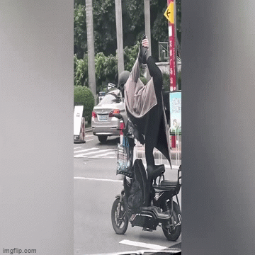 Hoảng sợ nhìn người phụ nữ “diễn xiếc” trong lúc chạy xe đạp điện trên đường