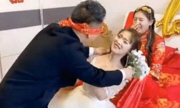 Chú rể hôn nhầm phù dâu trong ngày cưới, ai nấy ngỡ ngàng khi thấy thái độ của cô dâu