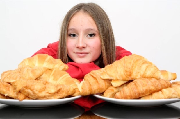 Kỳ lạ bé gái chỉ ăn bánh sừng bò và mì ống trong suốt 10 năm