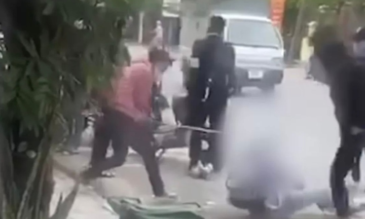 Nam sinh lớp 11 ở Bắc Ninh bị đánh gục tại cổng trường