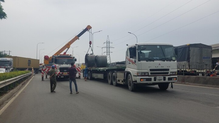 TP.HCM: 2 cuộn thép nặng hàng chục tấn trên xe đầu kéo rơi xuống đường