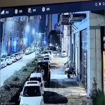 Hoảng hồn nhìn người đàn ông say rượu rơi từ tầng 2 tòa nhà xuống nóc ô tô