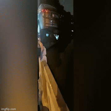 Bực mình vì bị chiếm chỗ đỗ ô tô, người đàn ông thuê xe nâng làm chuyện khó tin