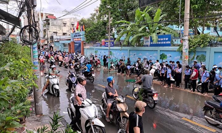 Chậm nhất đến đầu học kỳ 2, các trường ở TP.HCM phải thực hiện lùi giờ học