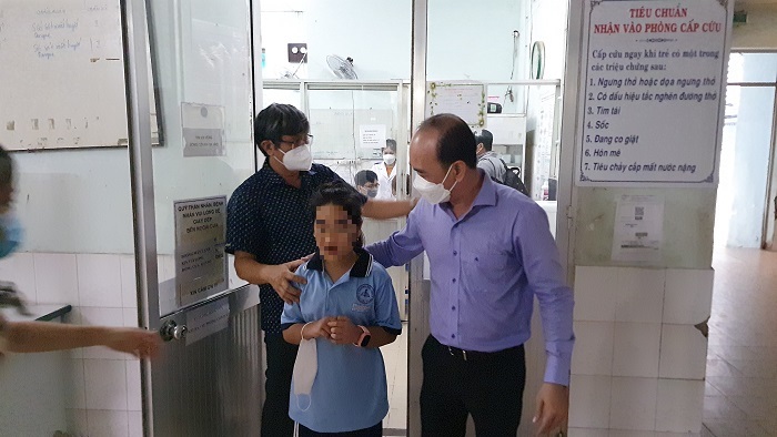 Tiền Giang: 16 học sinh tiểu học nhập viện sau khi ăn bánh, dưa hấu và uống sữa