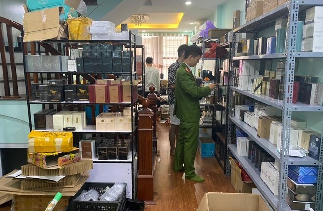 Hà Nội: Phát hiện hơn 1.000 lọ nước hoa không rõ nguồn gốc