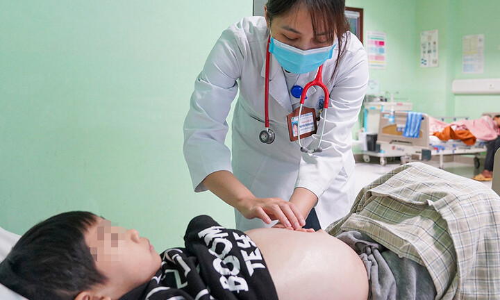 Bé trai 6 tuổi thận hư, phù cơ thể do gia đình tự ý điều trị bằng thuốc nam