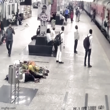 Người đàn ông gặp cái kết thót tim khi cố nhảy lên đoàn tàu đang chạy