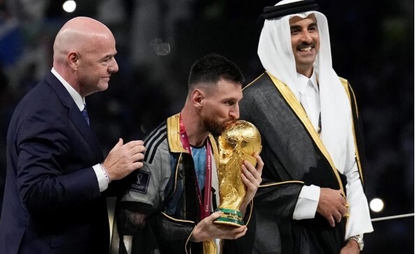 World Cup 2022: Chiếc áo choàng đen Messi mặc khi nâng cúp vô địch có ý nghĩa gì?
