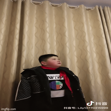 Bé trai bật khóc khi thi được 99/100 điểm nhưng vẫn bị bố mẹ khiển trách