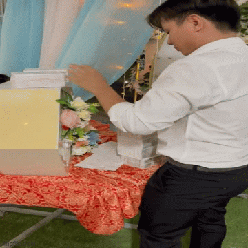 Chàng trai gây choáng khi đem 7 cọc tiền đến mừng cưới bạn thân 18 năm