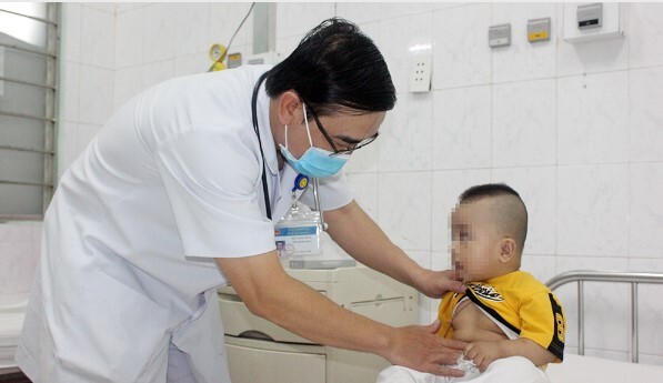 Tin tức đời sống ngày 22/12: Nội soi lấy mảnh thủy tinh sắc nhọn trong dạ dày bé trai