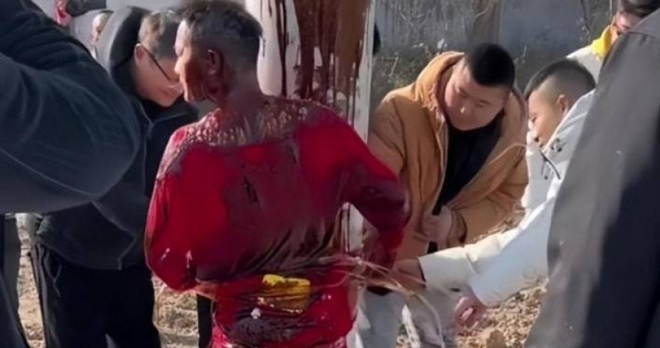 Xe hoa bất ngờ bị chặn lại, chú rể vừa đi xuống liền gặp chuyện hãi hùng