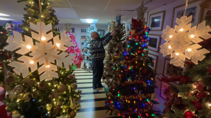 Đôi vợ chồng trang hoàng nhà với hơn 130 cây thông Noel để đón Giáng sinh