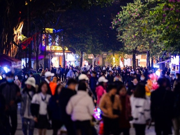 Hà Nội: Người dân đổ về Hồ Gươm đón chờ khoảnh khắc sang năm mới 2023