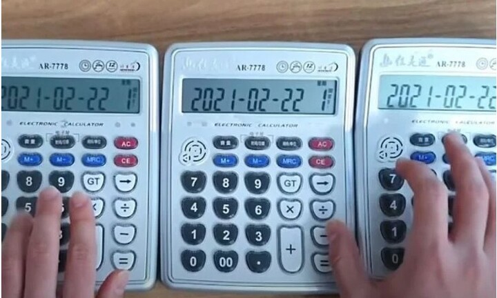 “Mắt tròn mắt dẹt” nhìn người đàn ông chơi nhạc bằng máy tính cầm tay