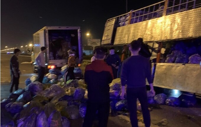 Xe tải gặp nạn trong đêm mưa rét, hàng chục người dân giúp tài xế thu gom rau củ bị rơi