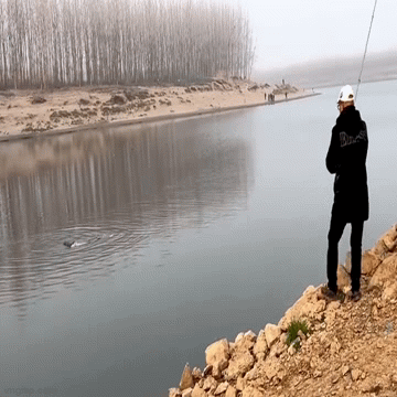 Phát hiện cô gái trôi trên sông, nhóm người lập tức giải cứu theo cách cực bất ngờ