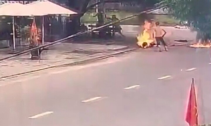 Châm lửa đốt người ngay giữa đường vì ghen tuông