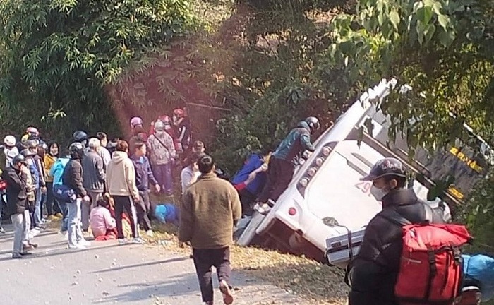 Phú Thọ: Ô tô khách chở hơn 40 người bị lật tại khu vực đèo Cón