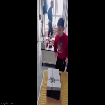 Bé trai được tặng quà nhưng lại khóc thảm thiết, lý do khiến ai nấy bật cười