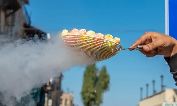 Nhiều trẻ bị bỏng dạ dày khi ăn kẹo bốc khói