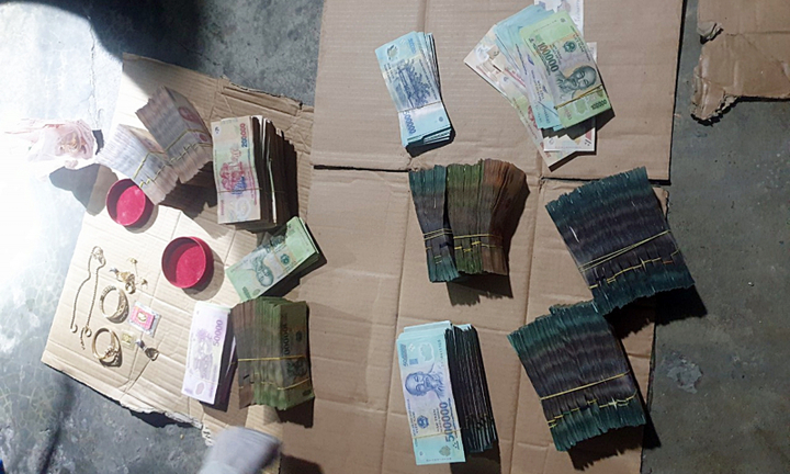 Chồng vào phòng ngủ của vợ trộm hơn 2,3 tỷ đồng trong két sắt