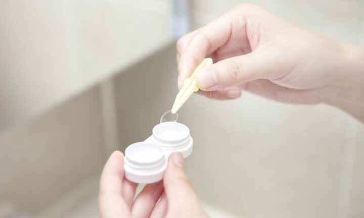 Người đàn ông không gỡ nổi kính áp tròng khỏi mắt, bác sĩ phát hiện điều gây sốc