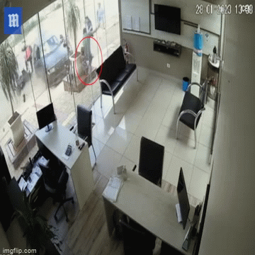 Ô tô lao thẳng vào trong nhà làm cửa kính vỡ nát, bé 5 tuổi thoát chết thần kỳ