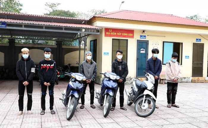 Hà Tĩnh: 6 thanh niên điều khiển xe máy không biển số lạng lách, bốc đầu để quay clip