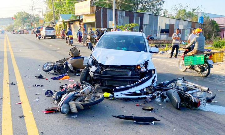 Ô tô va chạm trực diện với 3 xe máy, 7 người thương vong