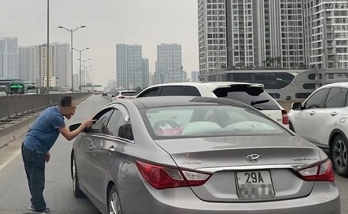 Vụ tài xế Porsche chặn đầu, nhổ nước bọt vào xe khác: Mời tài xế Hyundai đến làm việc