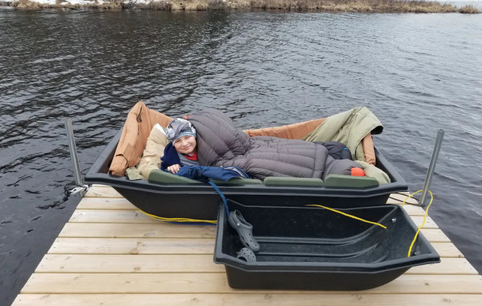 Bé trai ngủ ngoài trời 1.000 đêm liên tiếp, bị tai nạn gãy cổ tay vẫn không vào nhà