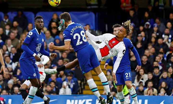 Bị đá trúng mặt, đội trưởng Chelsea ngã xuống đất, bất tỉnh ngay trên sân