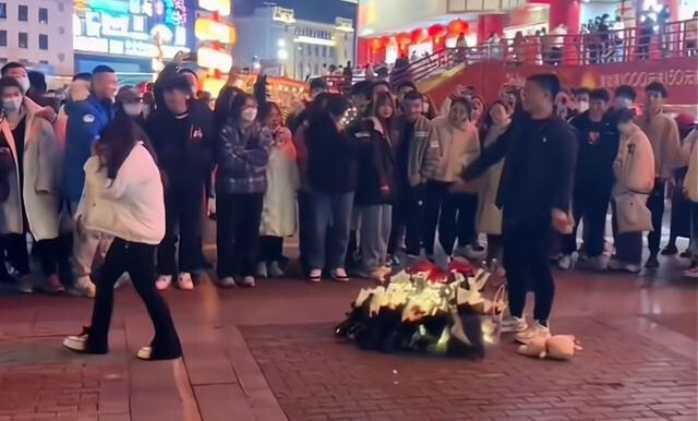 Thanh niên bị ném thẳng hoa vào mặt khi cầu hôn, “đầu bốc hỏa” vì câu nói của bạn gái