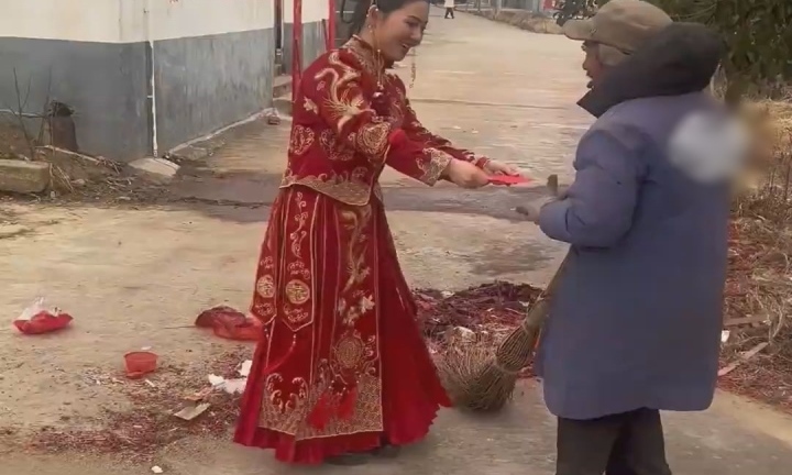 Bác lao công âm thầm dọn đường giúp đám cưới, hành động của cô dâu sau đó được khen hết lời