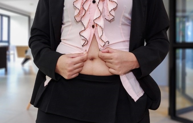 Dư luận xôn xao khi cô gái bị sa thải vì quá béo, không mặc vừa đồng phục