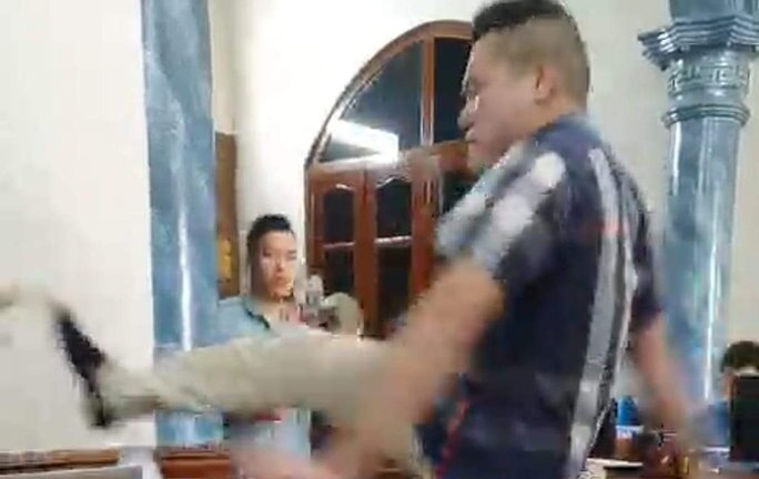 Xác minh clip người đàn ông đá vào mặt nữ trưởng phòng công chứng tại nơi làm việc