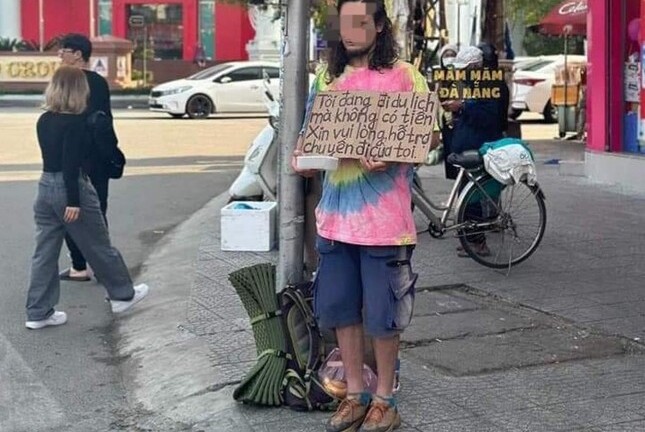 Đà Nẵng xác minh việc du khách nước ngoài cầm bảng xin tiền trên đường phố