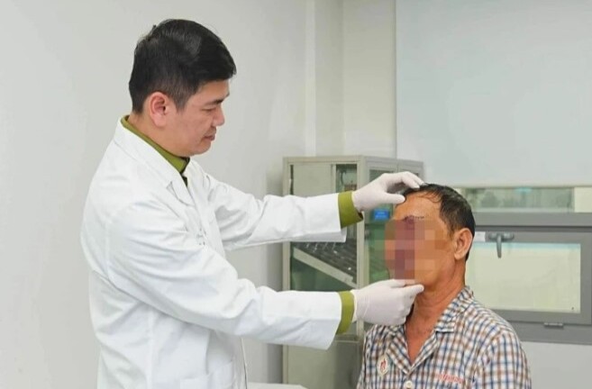 Người đàn ông mang khối u như