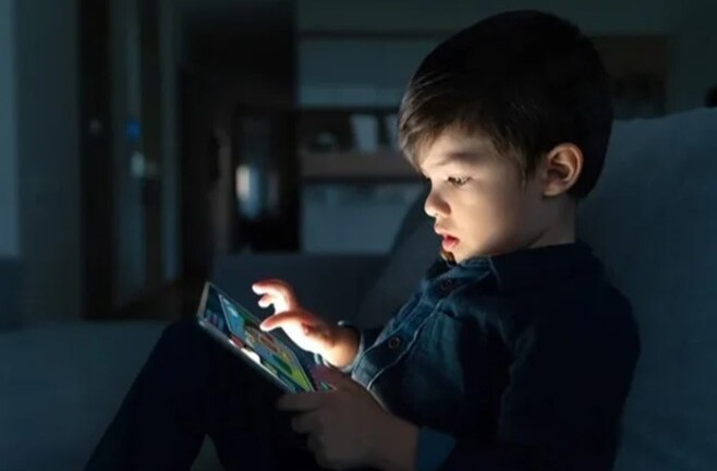Lén thức khuya chơi điện thoại, bé trai bật khóc xin tha lỗi khi bố làm việc này