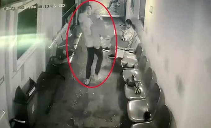 Người đàn ông bất ngờ bế bổng vợ lên, hành động sau đó gây kinh hoàng tột độ