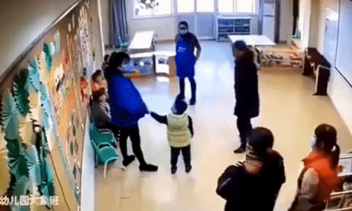 Người đàn ông hung hăng tát mạnh khiến đứa trẻ ngã đau đớn, lý do gây phẫn nộ