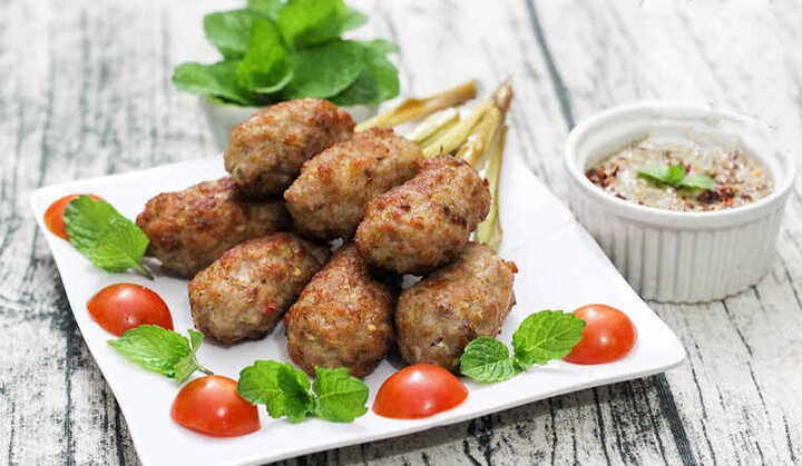 Thịt lợn bọc sả chiên giòn thơm lừng khiến cả nhà đều mê mẩn