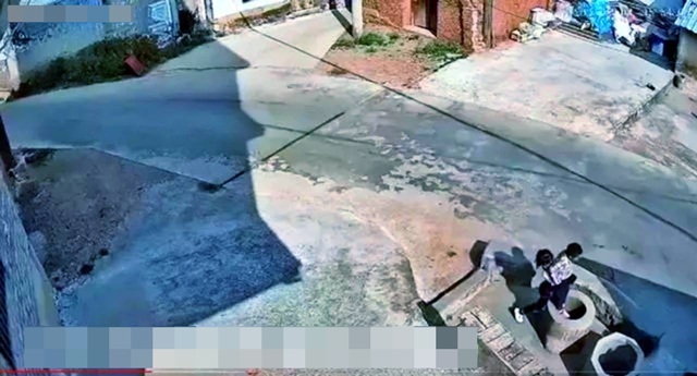 Bé gái 7 tuổi bất ngờ ném em trai hàng xóm xuống giếng, lý do khiến ai nấy giật mình