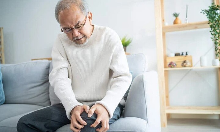 Tập thể dục 8 tiếng/ngày trong 20 năm, người đàn ông 60 tuổi không thể đi lại vì đau