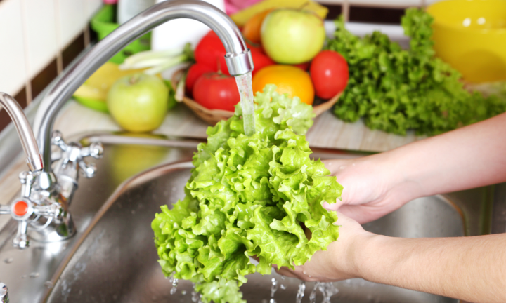 Ngâm rau sống với nước muối có loại bỏ được giun sán, hóa chất không?