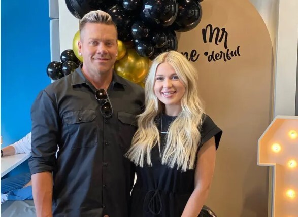 Người đàn ông cưới vợ kém 16 tuổi, ngoại hình của mẹ kế và con chồng gây xôn xao